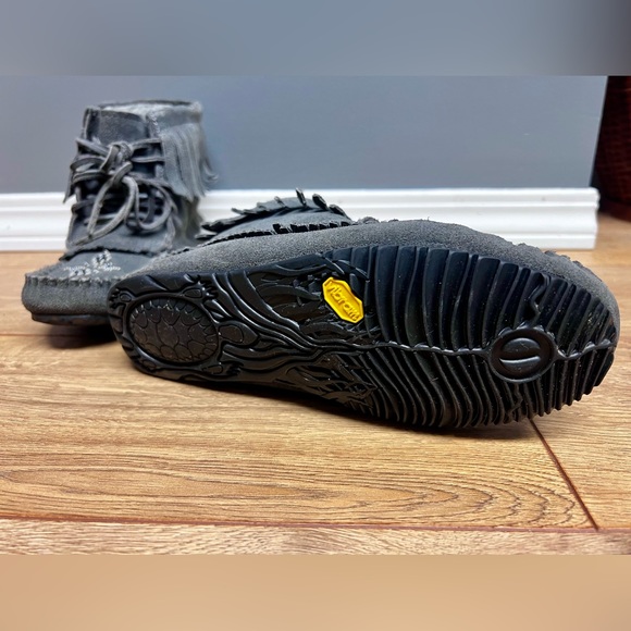 Manitobah Mukluk Harvester Suede Moccasin Vibram Charcoal - Picture 3 of 5